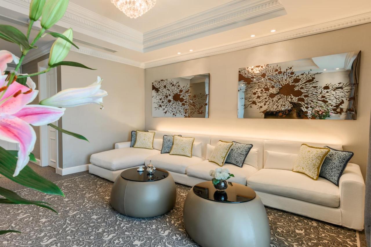 Centara West Bay Hotel & Residences Dauhá Exteriér fotografie The lobby of the hotel