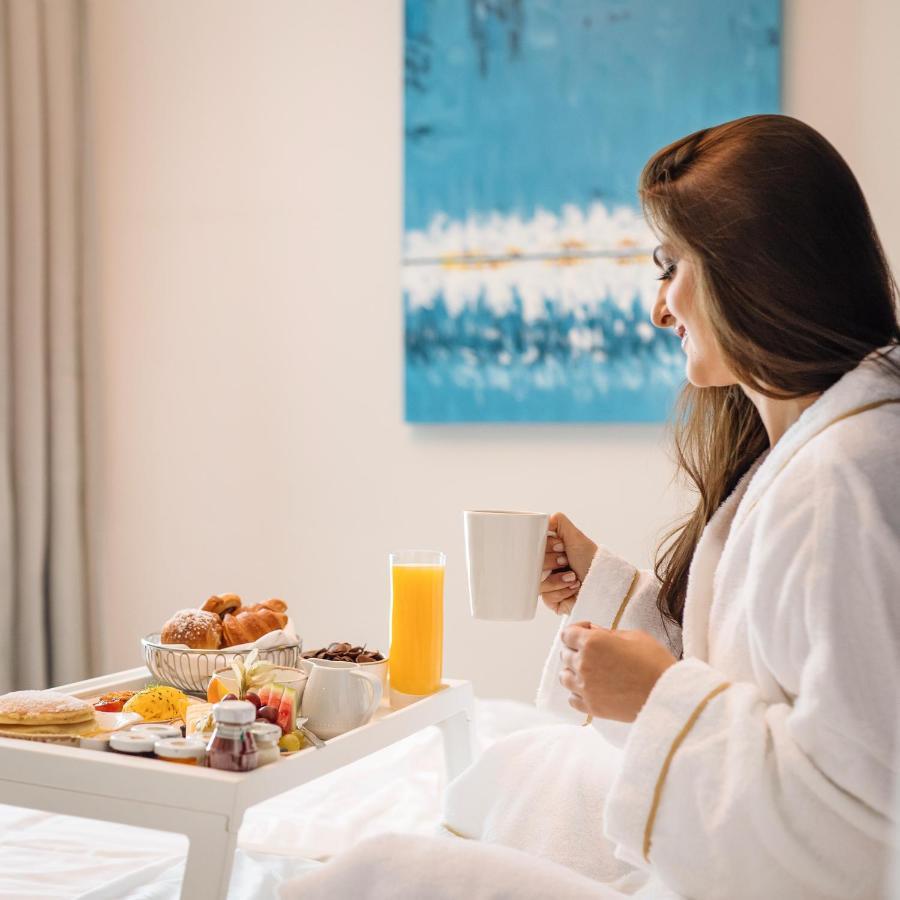 Centara West Bay Hotel & Residences Dauhá Exteriér fotografie A woman in a bathrobe