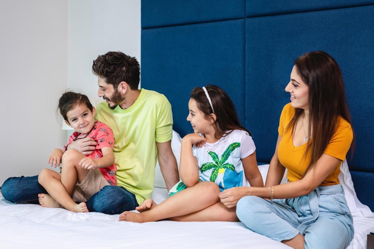 Centara West Bay Hotel & Residences Dauhá Exteriér fotografie A family