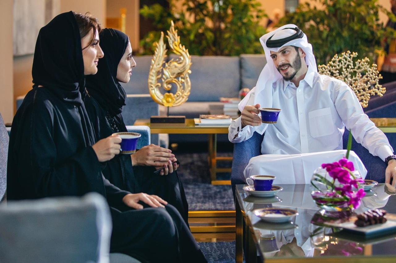 Centara West Bay Hotel & Residences Dauhá Exteriér fotografie Arab people drinking Arabic coffee