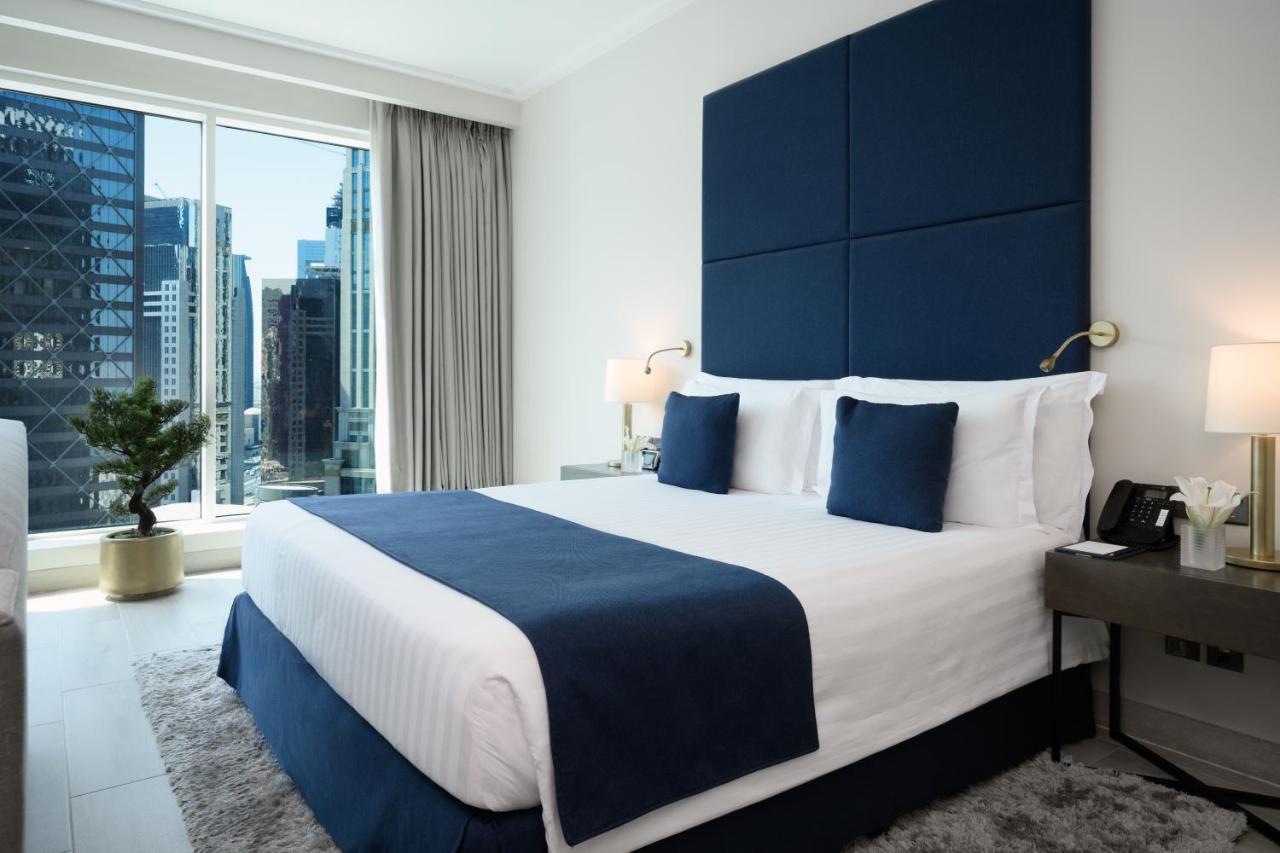 Centara West Bay Hotel & Residences Dauhá Exteriér fotografie A bedroom at the hotel