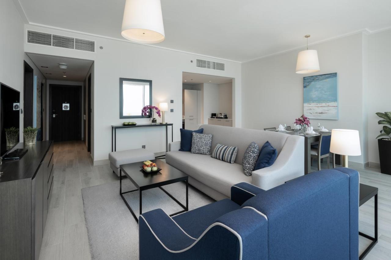 Centara West Bay Hotel & Residences Dauhá Exteriér fotografie A living room at the Address Downtown Hotel