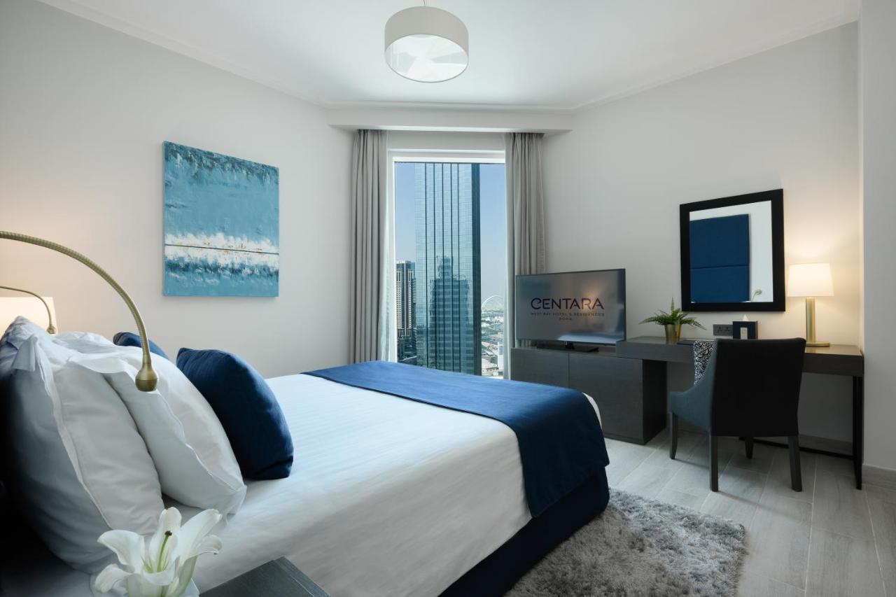 Centara West Bay Hotel & Residences Dauhá Exteriér fotografie A bedroom at the hotel