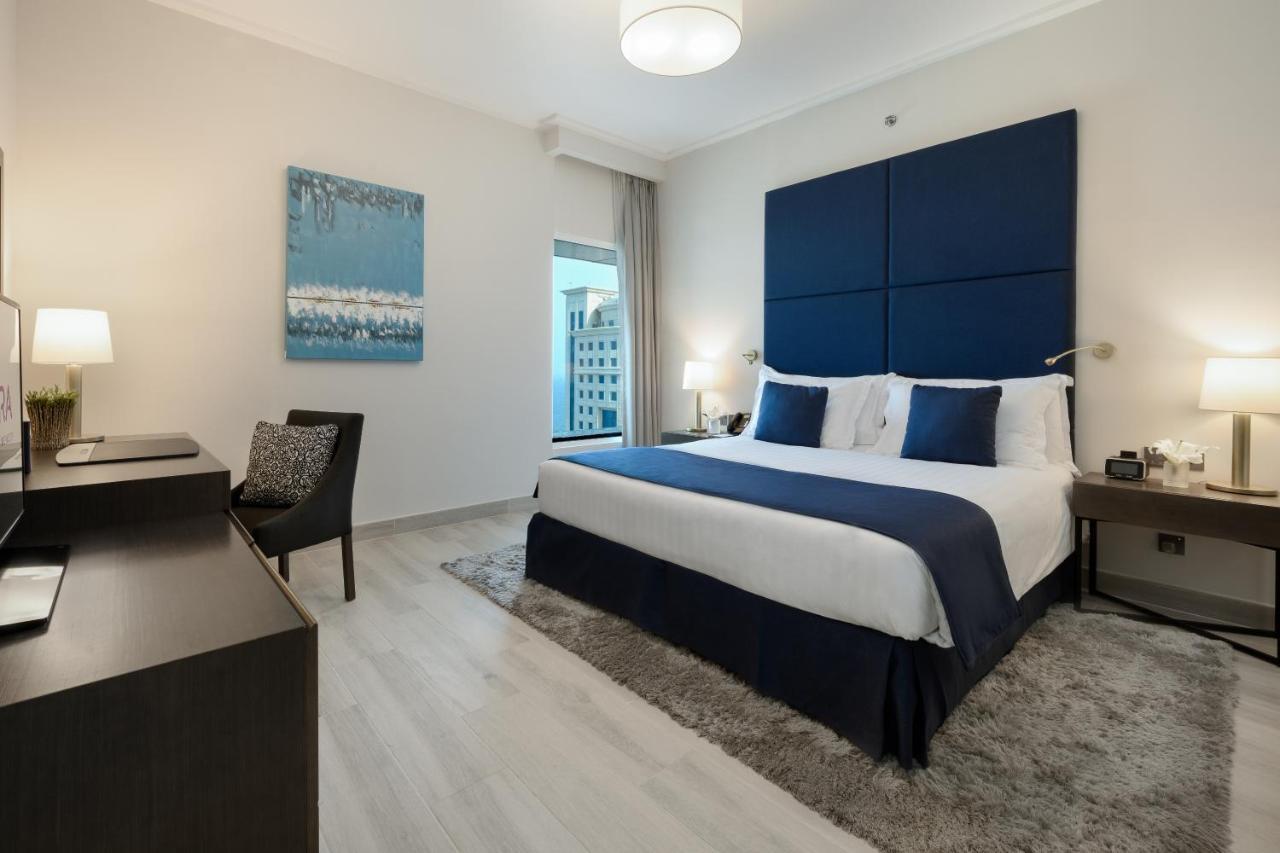 Centara West Bay Hotel & Residences Dauhá Exteriér fotografie A bedroom at the hotel