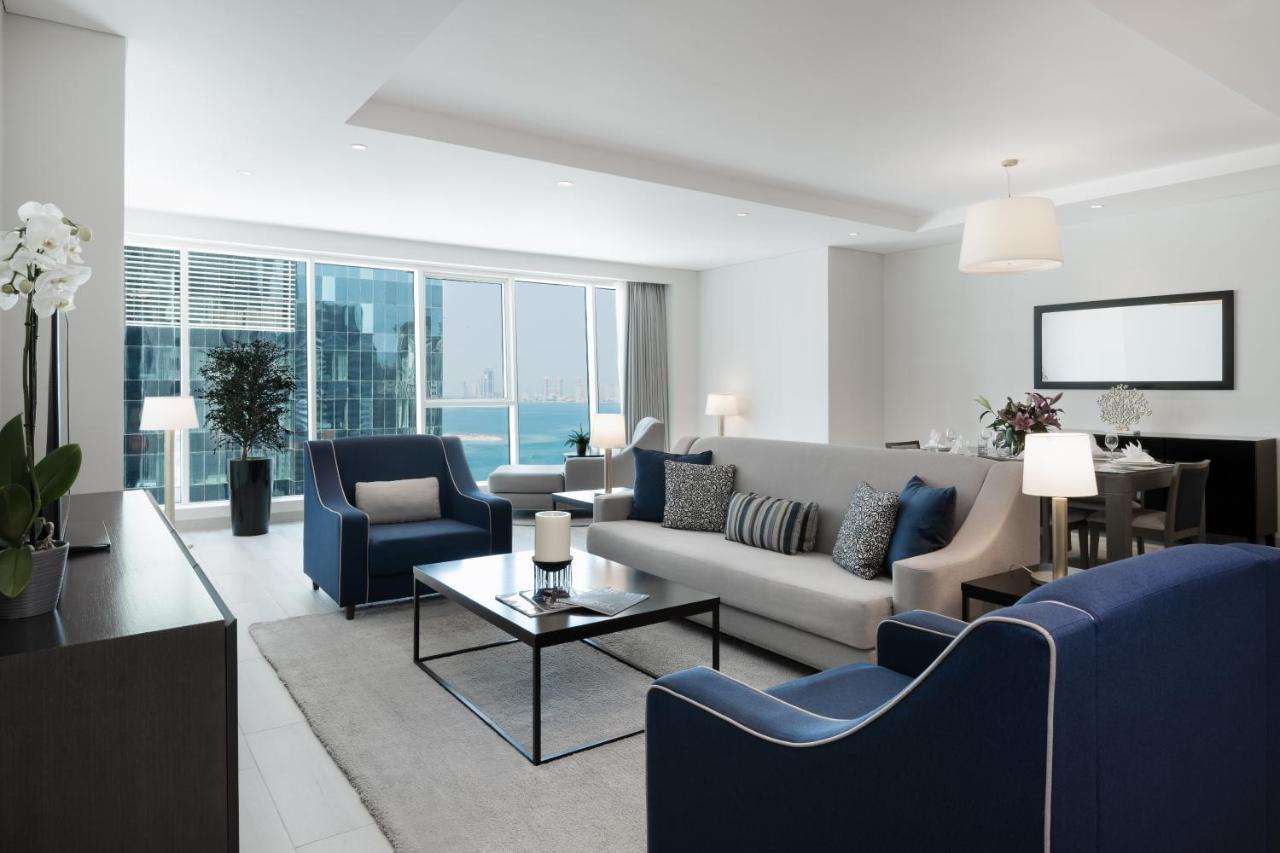 Centara West Bay Hotel & Residences Dauhá Exteriér fotografie A living room at the Ritz-Carlton, Dubai