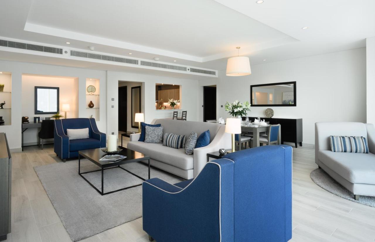 Centara West Bay Hotel & Residences Dauhá Exteriér fotografie The interior of a suite at the Jumeirah Emirates Towers Hotel