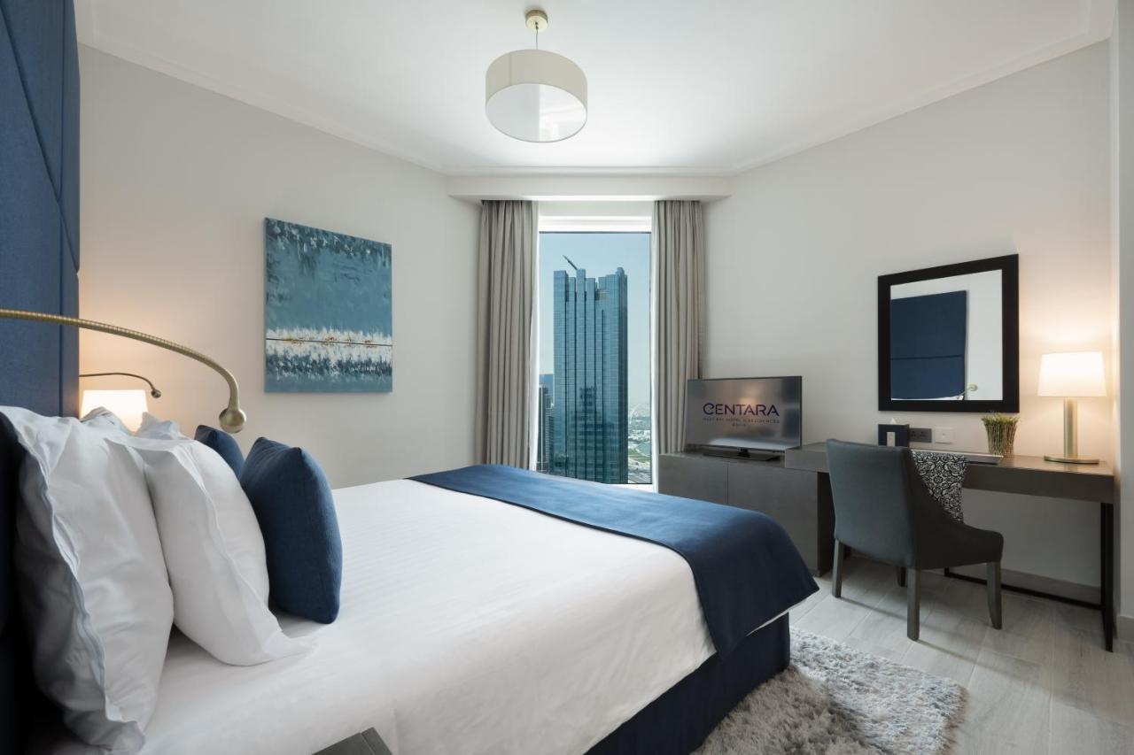 Centara West Bay Hotel & Residences Dauhá Exteriér fotografie A bedroom at the hotel