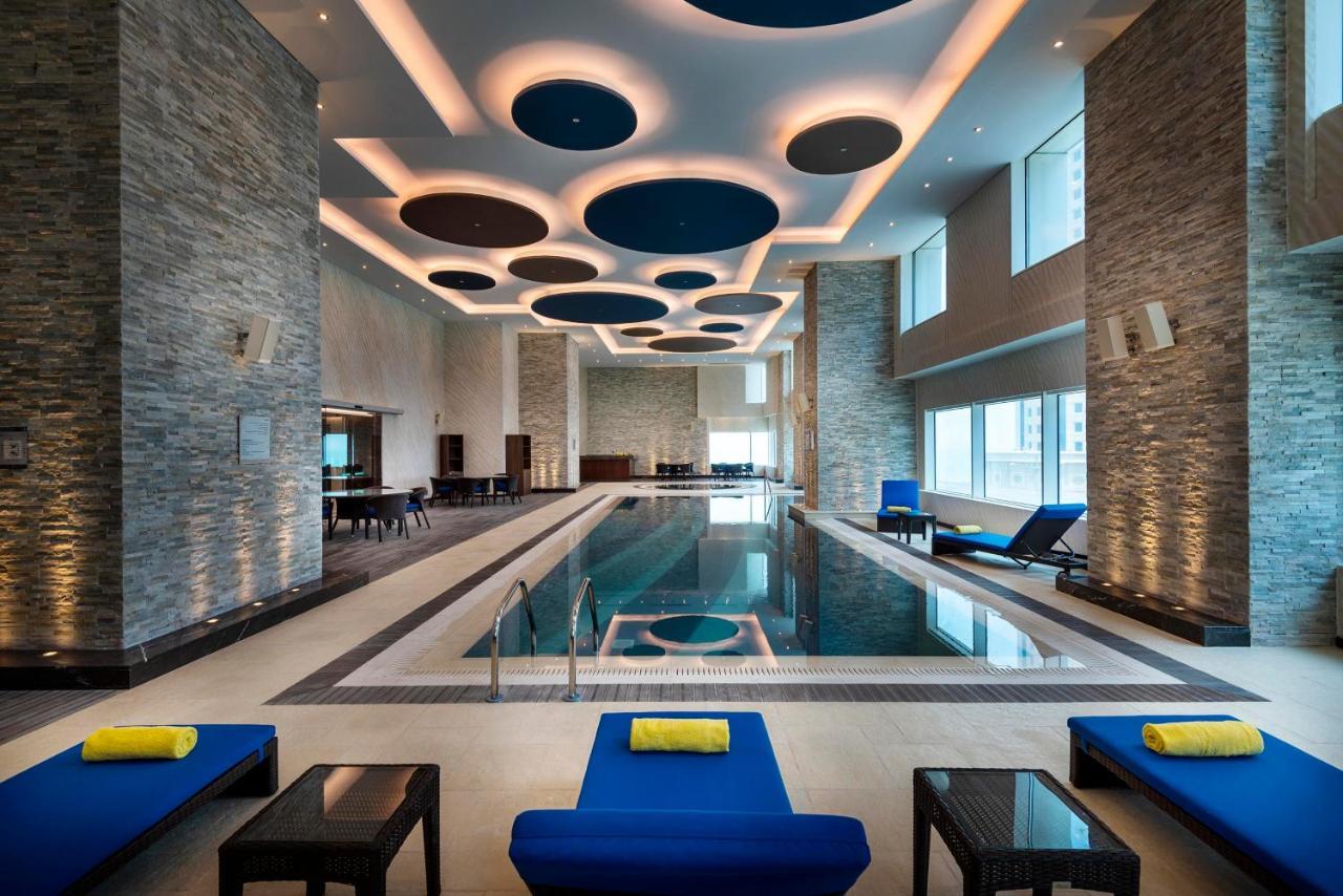 Centara West Bay Hotel & Residences Dauhá Exteriér fotografie The swimming pool at the hotel