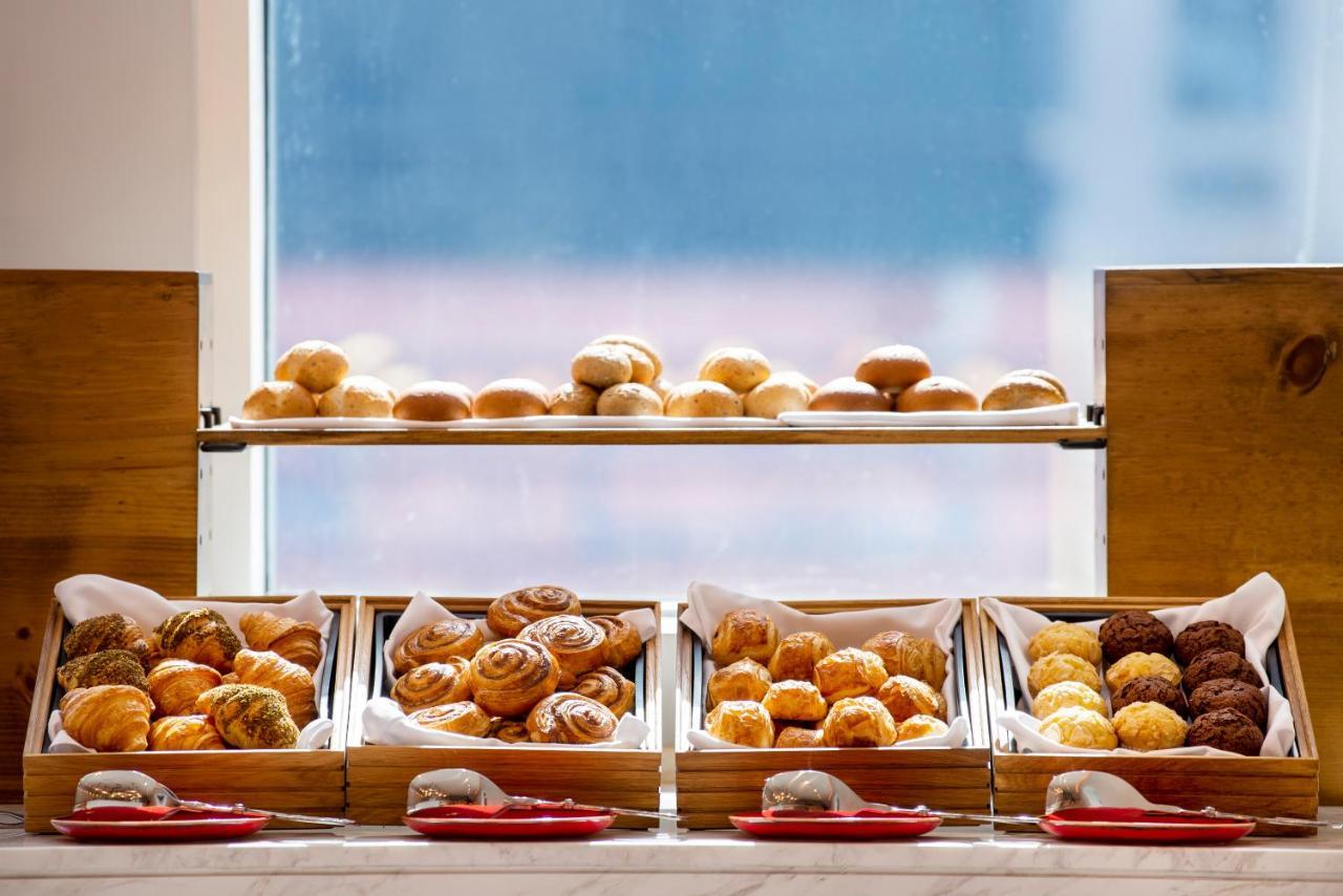 Centara West Bay Hotel & Residences Dauhá Exteriér fotografie Bakery items