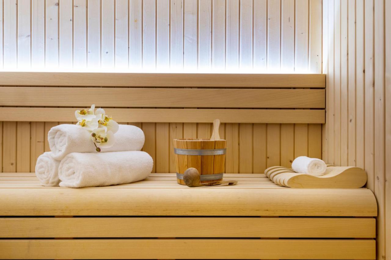 Centara West Bay Hotel & Residences Dauhá Exteriér fotografie Sauna accessories
