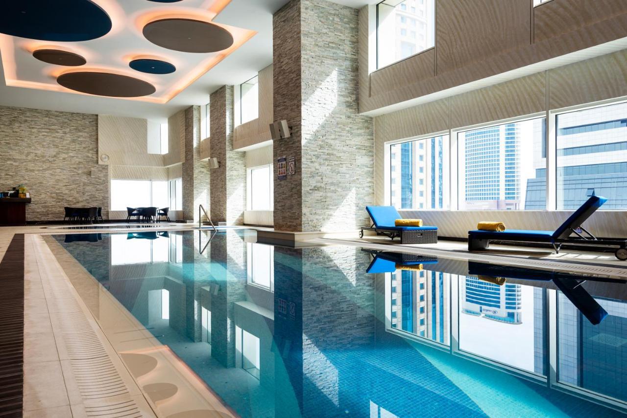 Centara West Bay Hotel & Residences Dauhá Exteriér fotografie The pool at the hotel